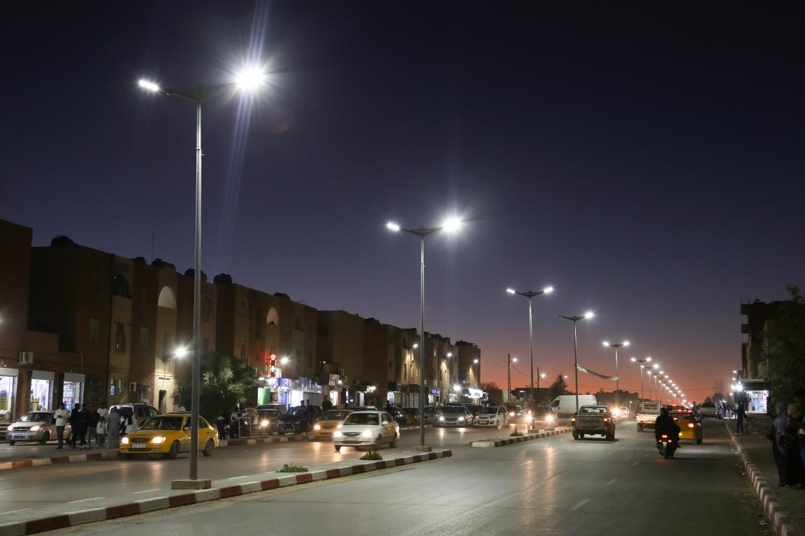 Eine leere Straße in der Dämmerung mit LED-Straßenbeleuchtung.