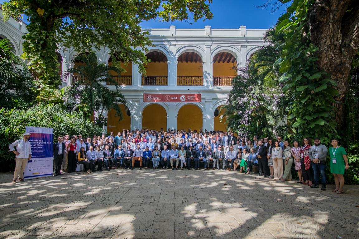 Teilnehmende stehen bei der Veranstaltung „Digital Alliance Days“ in Cartagena, Kolumbien