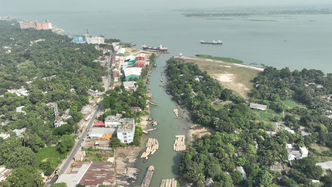 Luftaufnahme eines küstennahen Gebiets in Bangladesch mit Wasserlauf, Siedlungsflächen und Vegetation