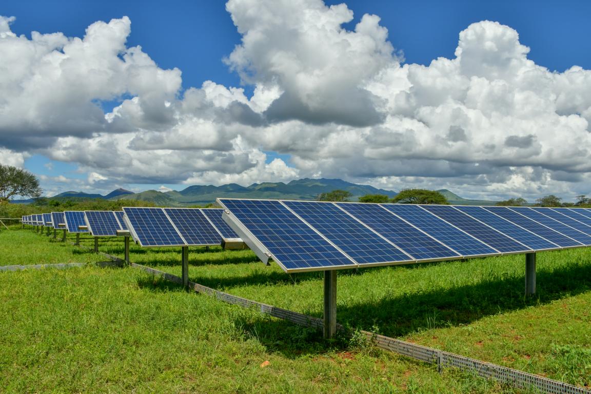 Eine Weitwinkelaufnahme einiger der in der Kilaguni Serena Safari Lodge installierten Solarmodule.