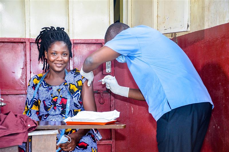 Une femme se fait vacciner.