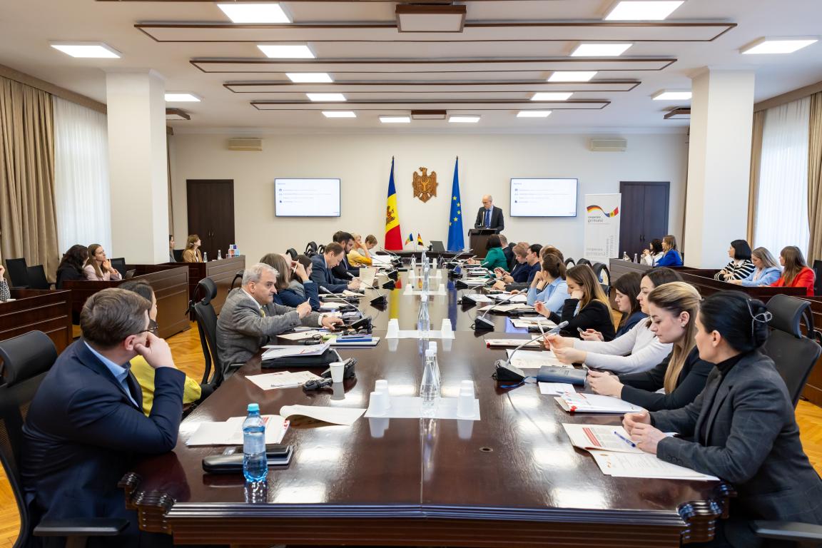 A man gives a speech during an exchange between project representatives.