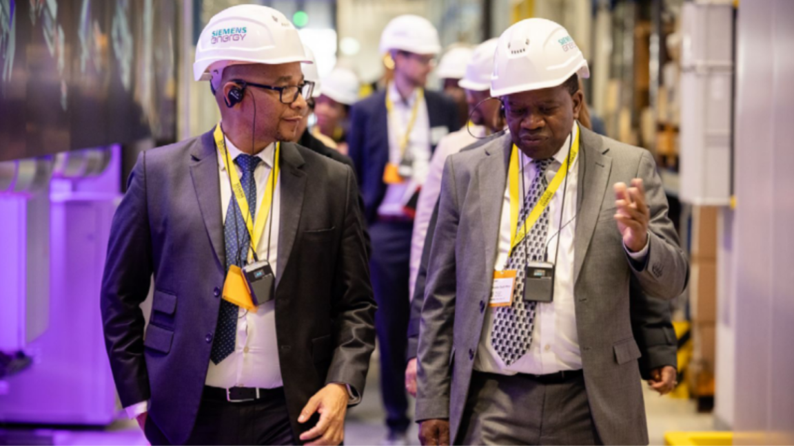 Zwei Männer mit Schutzhelmen, Thabo Kekana und Titus Mathe, beim Besuch von Siemens Energy während einer Reise zum BETD 2025.