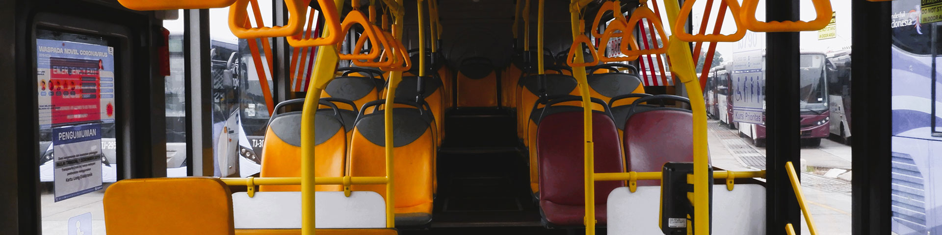 Gelbe und schwarze Sitze in einem Bus.