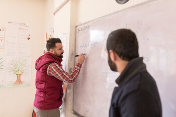 Türkei. Türkischunterricht erleichtert es den syrischen Flüchtlingen, sich in ihren Aufnahmegemeinden einzuleben. (Foto: Jan Bosch) © GIZ 