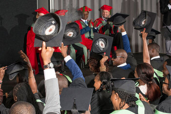 Gute finanzielle Regierungsführung in Afrika. Absolventen des Masterstudiengangs für Steuerpolitik und Verwaltung feiern den erfolgreichen Abschluss. © GIZ