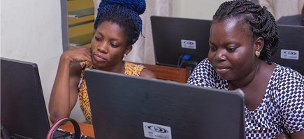 Zwei Frauen arbeiten an Laptops.
