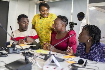 Teilnehmer*innen arbeiten gemeinsam an ihrer Lösung während des AU-Innovation-Humanitarian-Innovation Workshops in Nairobi im November 2019.  Foto: GIZ