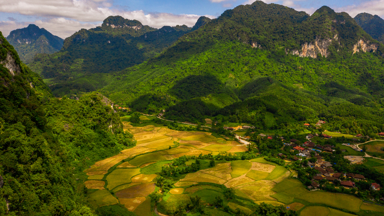 Foto: © GIZ / Binh Dang Vietnamesische Landschaft mit bewaldeten Bergen, Feldern und einer kleinen Ortschaft
