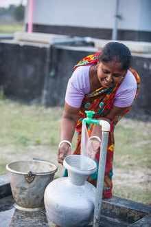 Bangladesch. Frau an einem Brunnen. © GIZ