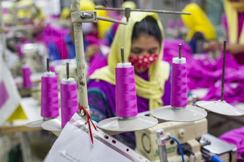 Bangladesch. Näherinnen in einer Fabrik bei der Arbeit. © GIZ