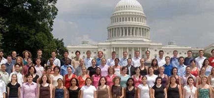 Eine Menschengruppe steht vor dem Capitol in Washington.