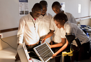 Ausbildung von Elektrikern und Elektrikerinnen in Mosambik. Berufsausbildung am Institut Industrial de Maputo © GIZ / Ute Grabowsky; photothek.net