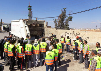 Jordanien. Training zur fachgerechten Müllentsorgung in der nordjordanischen Gemeinde Mafraq. Arbeiter, Flüchtlinge und Jordanier werden angelernt und erhalten eine an das lokale Lohngefüge angepasste Bezahlung, Arbeitskleidung und -geräte. © GIZ