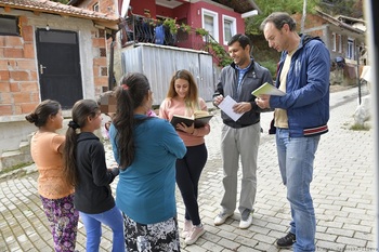 Members of a mobile team supported by SoRi give advice to a vulnerable family in Tetovo