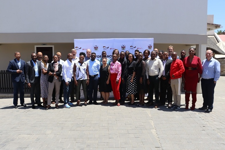 Mitarbeitende des namibischen Ministeriums für Finanzen und Öffentliche Unternehmen posieren mit dem Projektteam.