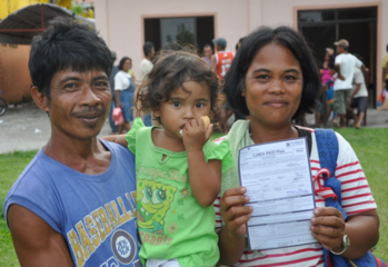 Reisverpflanzen in Tablon-tabon auf Leyte: Reisbauern sind eine der Zielgruppen des Mikroversicherungsprogramms. © GIZ 