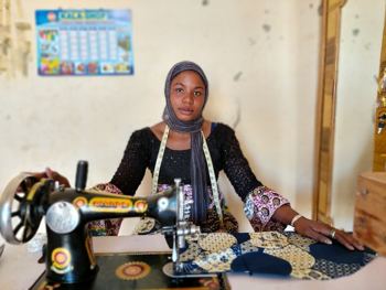 Fatoumata Sangaré, junge Auszubildende zur Schneiderin in Niono, Ségou