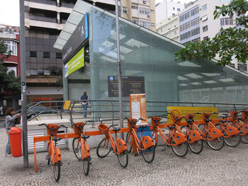 Brasilien. Leihfahrräder an einer Metrostation in Rio de Janeiro. (Foto: Manfred Breithaupt) © GIZ