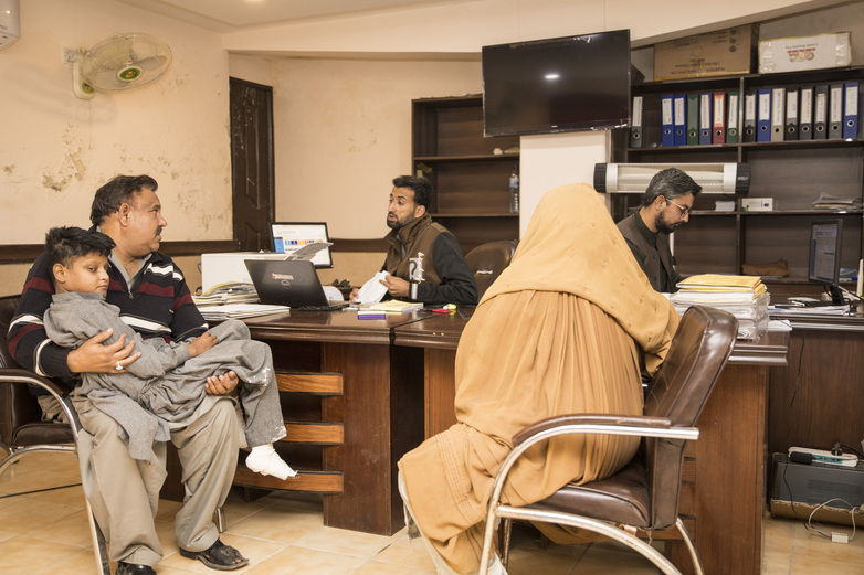 Ein Vater aktualisiert die Daten seines Sohnes, um Zugang zu Sozialschutzleistungen in Khyber Pakhtunkhwa zu erhalten