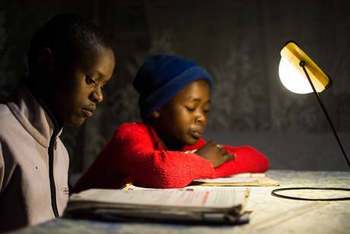 Energising Develeopment (EnDev) Kenia. Solarbetriebene Lampe.  © GIZ