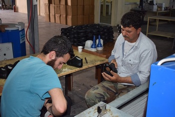 Syrer erlernen das Schuhhandwerk in Yayladagi, Hatay