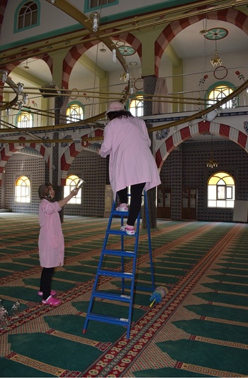 Türkische Frauen reinigen eine Moschee in einem istanbuler Vorort