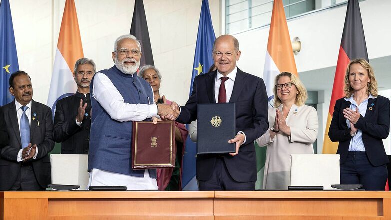 Federal Chancellor Olaf Scholz and Prime Minister Narendra Modi shake hands. In May 2022, the heads of state signed the German-Indian Green and Sustainable Development Partnership.  Copyright© Federal German Government/Bergmann