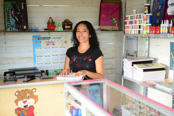 Kolumbien. PROINTEGRA hat Myriam Gómez bei der Einrichtung eines kleinen Schreibwarenladens mit Kopierservice unterstützt. © GIZ