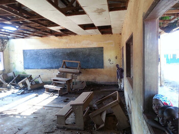 Viele Schulgebäude sind in einem desolaten Zustand und können nicht für den Unterricht genutzt werden. Das Vorhaben unterstützt die Instandsetzung. © GIZ