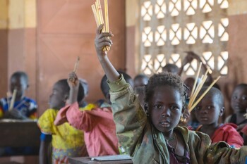 Benin. Ländliche Grundschule im Norden des Landes: Die Kinder halten das Ergebnis ihrer Rechenoperation mit Stäben hoch. 