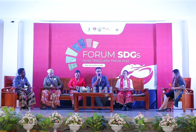 Teilnehmende einer Podiumsdiskussion beim SDG-Forum in Ost-Nusa Tenggara am 30. August 2022.