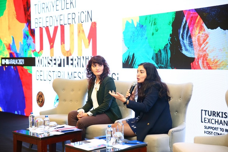 Zwei Panellistinnen während einer Konferenz zum Auftakt der Integrationskonzepte in Buca und Eyyübiye, Ankara, Dezember 2021, © GIZ