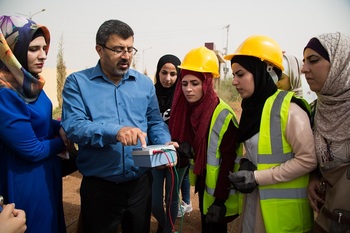 Im  jordanisch-deutschen Exzellenzzentrum für Solarenergie in Mafraq werden praktische Fähigkeiten zur Installation und Instandhaltung von Photovoltaik-Anlagen vermittelt.