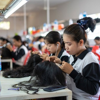 Geschulte kambodschanische Mitarbeiter*innen von Cambodia Hair Extension arbeiten beim Nähen, Sticken, Sortieren, Desinfektion und Qualitätskontrolle.