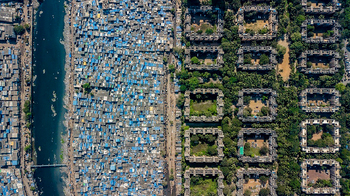 Das Foto ist in Mumbai, Indien, entstanden. Es zeigt die Umgebung des Bandra-Kurla Complex, in der extremer Reichtum und extreme Armut aufeinandertreffen. Im Bandra-Kurla Complex sind Generalkonsulate mehrerer Länder, Konzernzentralen und die Nationale Börse angesiedelt.