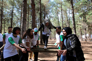 Teambuilding-Aktivitäten von Freiwilligen während des Jugendgipfels am 10. April 2018 in Gaziantep, Türkei