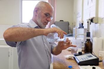 Untersuchung von Wasserproben im Labor Kharabdeen.