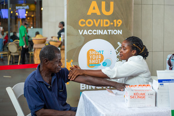 Ein Mann erhält eine COVID-19-Impfung, organisiert durch die Afrikanische Union. ©Trace Foundation