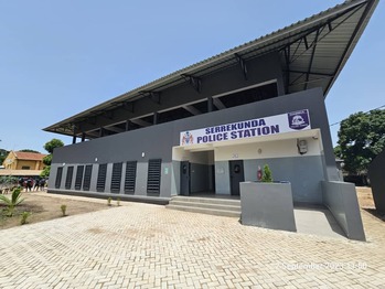 Eine Polizeistation in Gambia