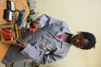 Auszubildende der Elektrotechnik bei der Arbeit  ©Papa Moussa Sow