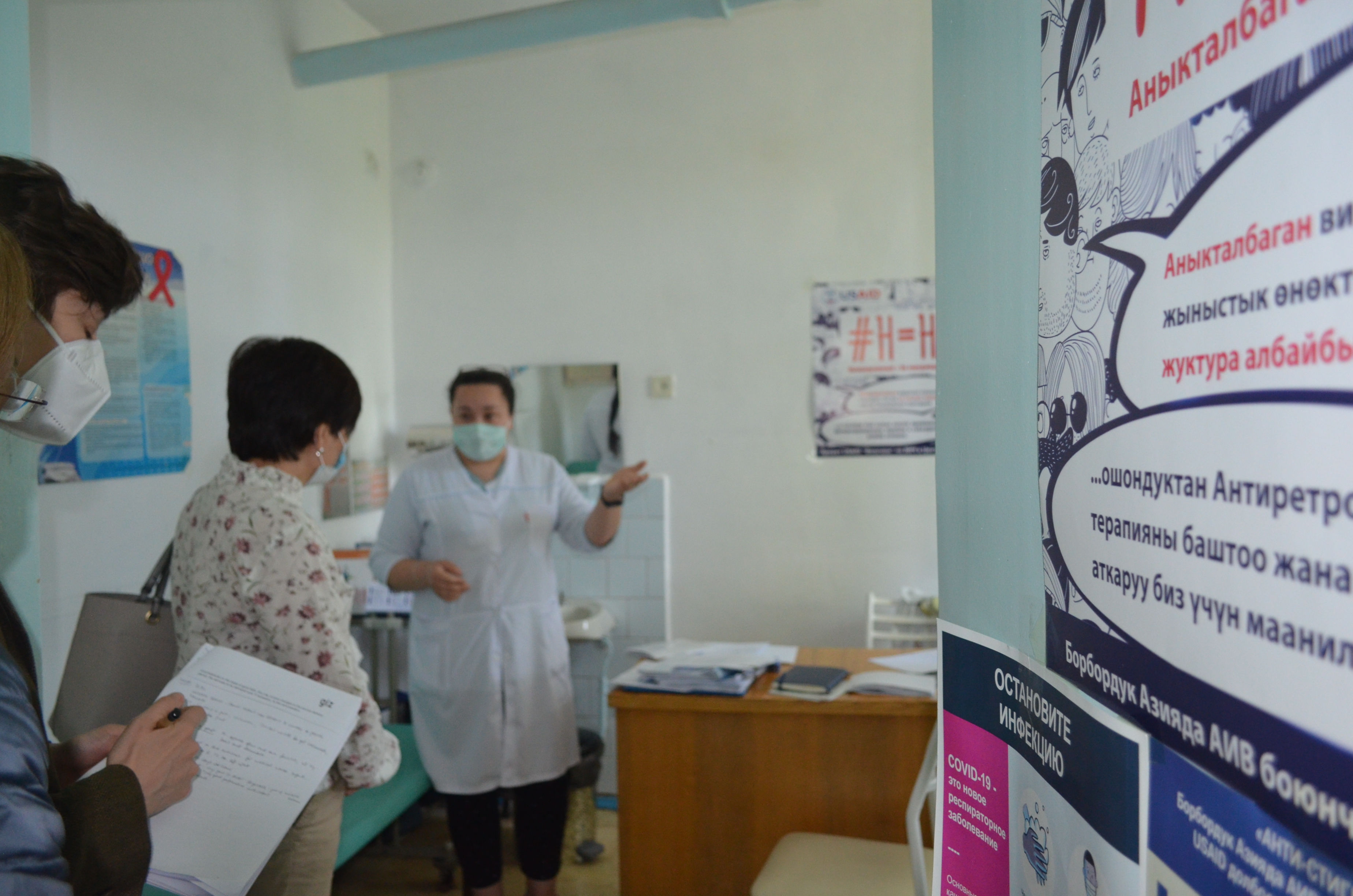 Zwei Frauen besuchen eine Ärztin in ihrer Praxis und machen Notizen. © GIZ / BAKUP Health