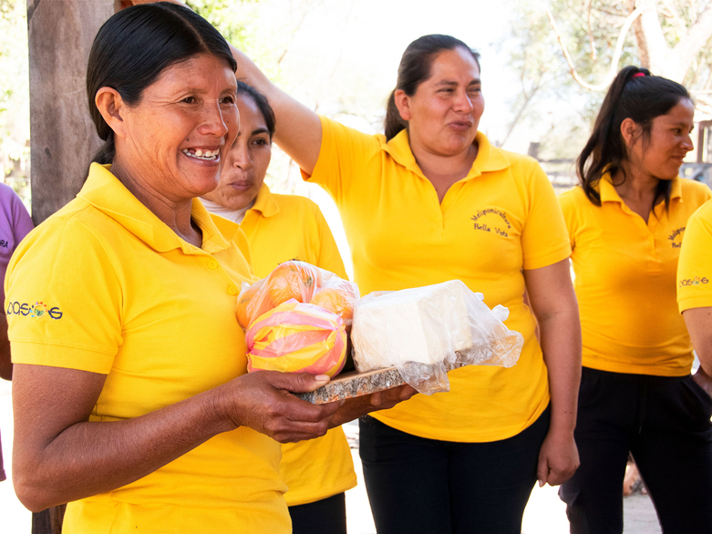 Eine einheimische Frau der bolivianischen Gemeinde Monteagudo, Chuquisaca, hält einen Teil der vor Ort produzierten und angebauten Lebensmittel. Copyright: GIZ Bolivia