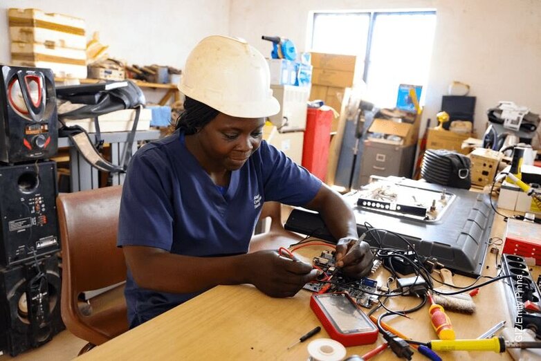 Sanda Helene nutzt die Möglichkeiten von PARSE. Sie ist Elektrikerin im norwegischen Krankenhaus in Ngaoundéré in Adamaoua