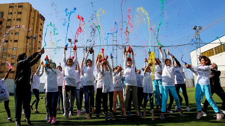 Kinder spritzen im Rahmen von „Sport for Smiles“ mit Farbe. Die Aktion dient der psychosozialen Unterstützung von Kindern und Jugendlichen. 