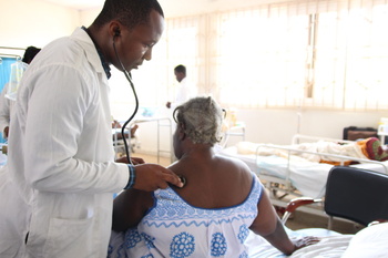 Ein Arzt misst den Blutdruck eines Patienten im Korle-Bu Lehrkrankenhaus in Accra, Ghana. ©Mateo Garcia Prieto, GIZ