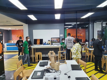 Eine mit programmierbarer Hardware ausgestattete Werkstatt „FabLab Solidaire“ im ODC in Douala, Kamerun  (GIZ Deutschland, Toni Kaatz-Dubberke)