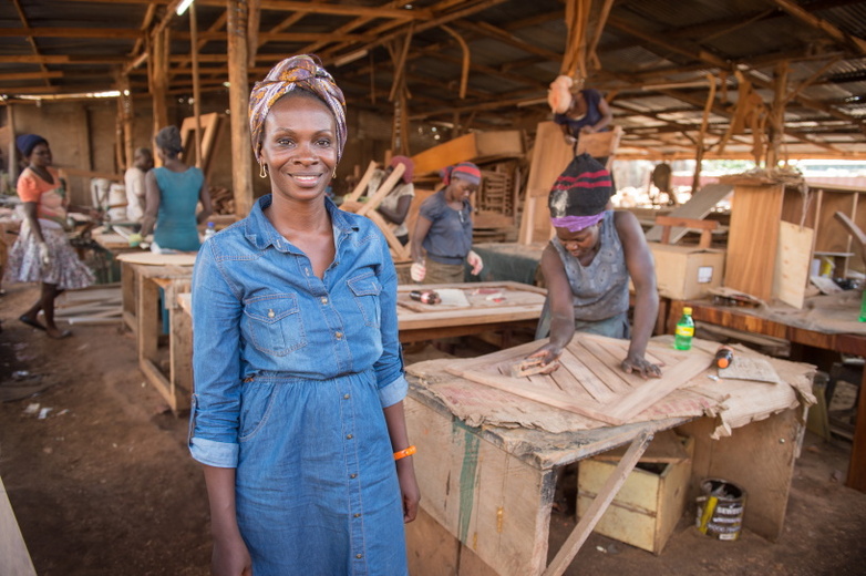 Schreinerin Eve Zalwango in ihrer Werkstatt in Kampala, Uganda. Über das BSfD Programm hat sie gemeinsam mit einer deutschen Schreinerin ein Programm zur Förderung von Frauen im Handwerk ins Leben gerufen. © GIZ 