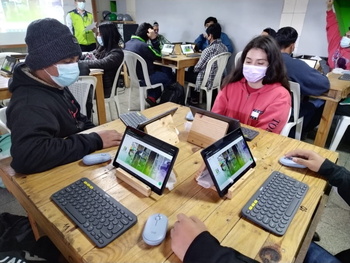 Jugendliche in Guatemala stärken im virtuellen Kurs „English for Working“ ihr Selbstvertrauen und Sicherheit. Copyright: GIZ / CaPAZ