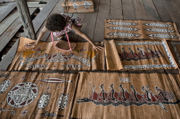 Malerei auf Baumrinde in Sentani, Papua